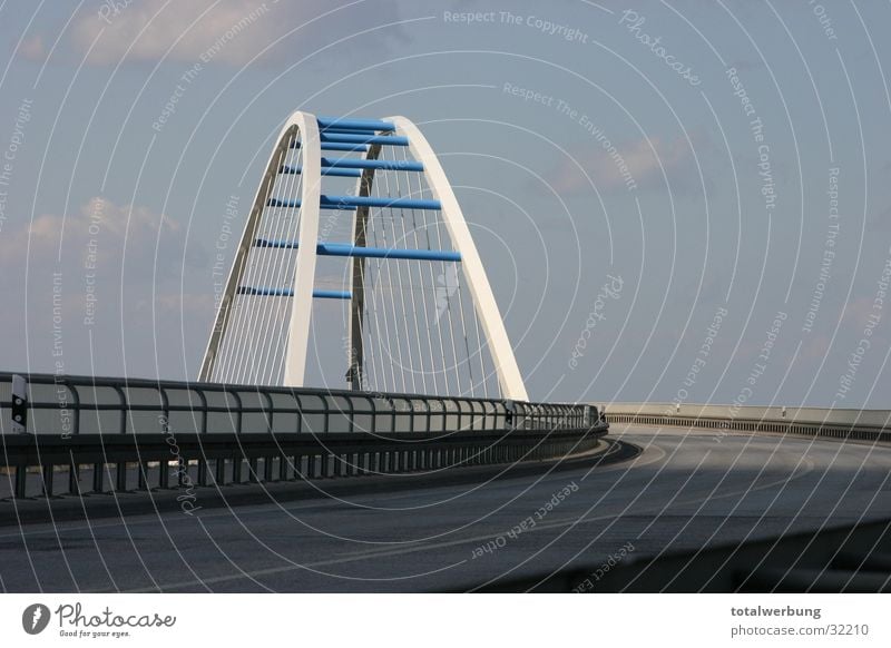 Elbbrücke im Licht Brücke Schatten Straße Elbe Himmel Bogen