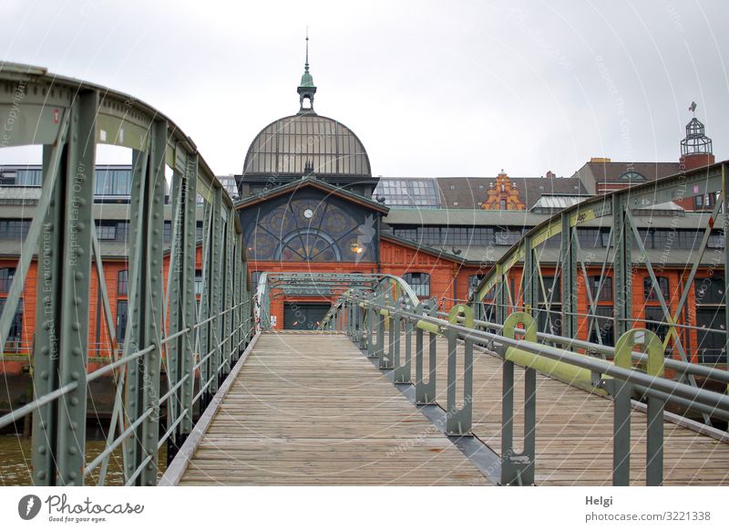 über eine Brücke führt der Weg zur Fischauktionshalle in Hamburg Stadt Hafenstadt Menschenleer Turm Bauwerk Gebäude Fassade Dach Brückengeländer Stein Holz Glas