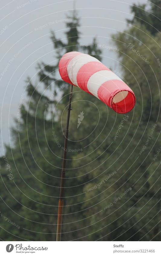 Wetterumschwung Windsocke Windstärke Windsack windig Schietwetter Windfahne Windböe Unwetter Windrichtung Windgeschwindigkeit Unwetterwarnung Wettervorhersage