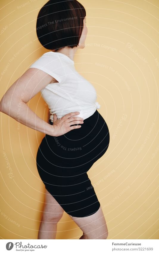 Urban young pregnant woman - neutral background feminin Frau Erwachsene 1 Mensch 18-30 Jahre Jugendliche 30-45 Jahre Glück Umstandsbekleidung Mode T-Shirt Rock