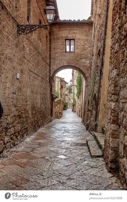 Gasse in Volterra Toskana Italien Ferien & Urlaub & Reisen Europa Dorf Kleinstadt Stadt Altstadt Menschenleer Haus Mauer Wand Fassade Fenster Tür alt Armut