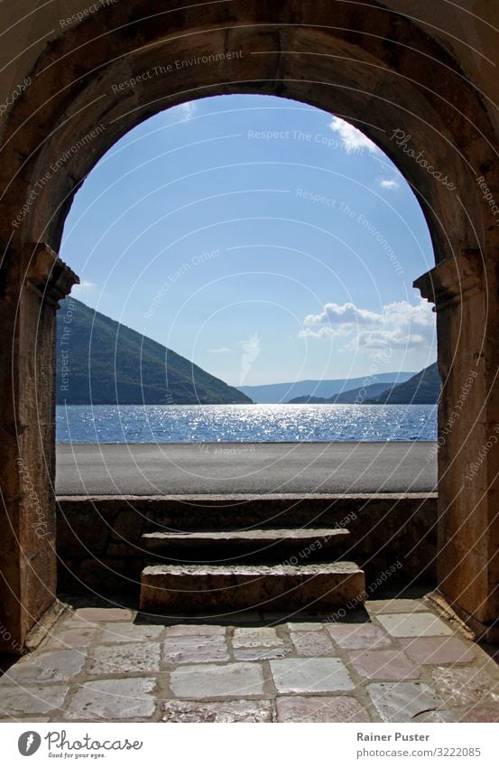 Blick auf Kotor Bay, Montenegro Ferien & Urlaub & Reisen Ferne Meer Fjord Hügel Küste kotor montenegro Torbogen glänzend historisch Sauberkeit blau braun