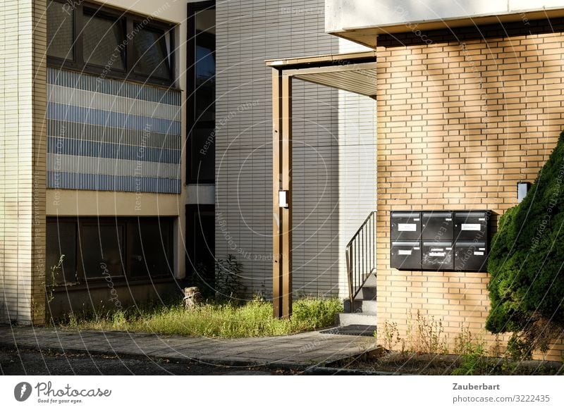 Eingang eines Verwaltungsgebäudes in Reinickendorf Berlin Menschenleer Haus Gebäude Bürogebäude Mauer Wand Treppe Fassade Briefkasten Stein Backstein