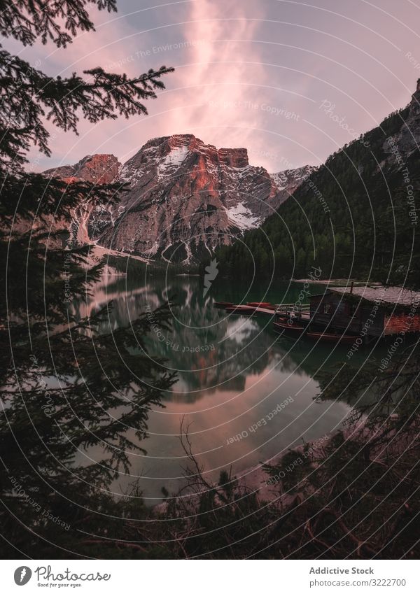 Hausboot umgeben von Bergen auf ruhigem See Berge u. Gebirge malerisch reisen Natur Wasser schäbig Urlaub Italien Dolomiten Tourismus Landschaft heimwärts