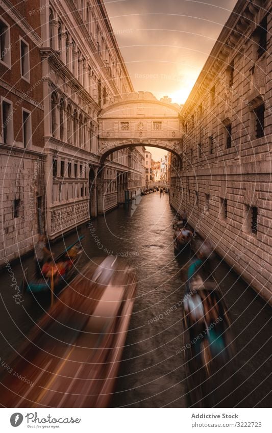 Gondeln entlang des Kanals zwischen Stadtgebäuden Wasser Gondellift reisen Venedig Italien Wahrzeichen Langzeitbelichtung Architektur Boot alt Himmel Gebäude