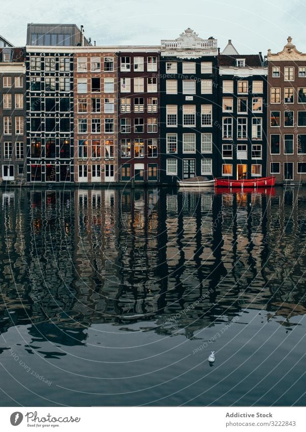 Geometrisch helle Gebäude am Ufer des Flusses Boot Wasser Reflexion & Spiegelung Architektur Rippeln Strandpromenade Fassade wohnbedingt lebend Großstadt