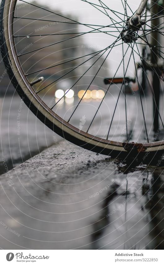 Nasses Fahrradrad auf Straße Regen Architektur Aktivität nass Fahrradfahren reisen Reise Freiheit Abenteuer Reparatur Fahrzeug extrem dreckig Verkehr Warten