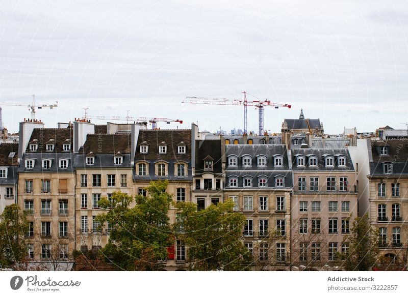 Blick auf typische europäische Gebäude Architektur Haus Außenseite Mansarde Standort Kontrast modern wohnbedingt Europa grau Skyline Großstadt alt Stadt