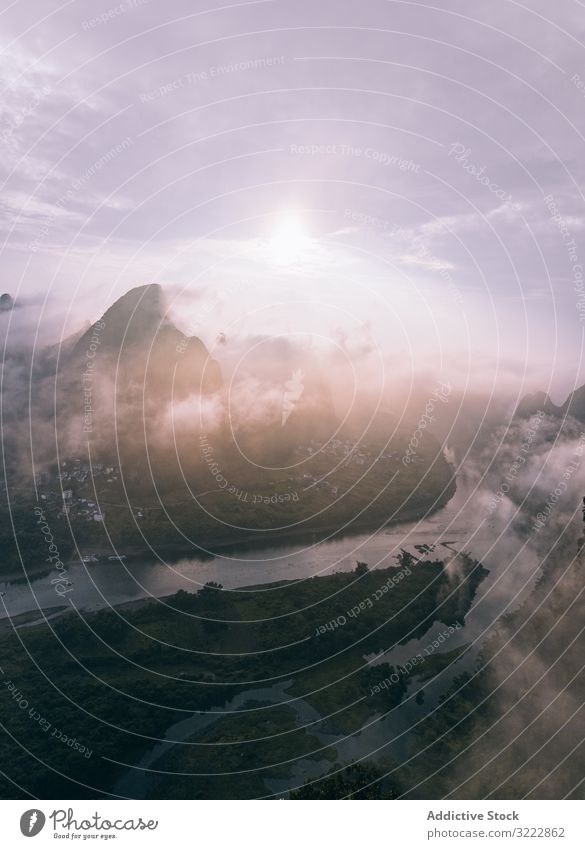 Mysteriöse Flusslandschaft zwischen hohen Bergen im Dunst geheimnisvoll Berge u. Gebirge Nebel Himmel Cloud Natur reisen feucht Landschaft natürlich malerisch