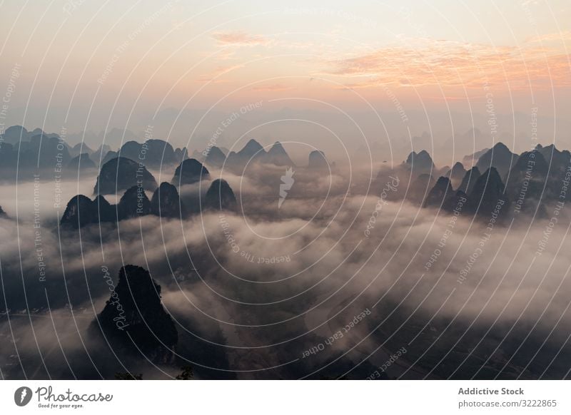 Mysteriöse Flusslandschaft zwischen hohen Bergen im Dunst geheimnisvoll Berge u. Gebirge Nebel Himmel Cloud Natur reisen feucht Landschaft natürlich malerisch