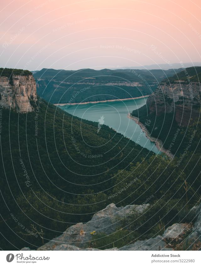 Erstaunliche Berglandschaft und ruhiges Wasser bei bewölktem Tag Landschaft erstaunlich See Natur atemberaubend Wellenbrecher genießend Urlaub Freiheit