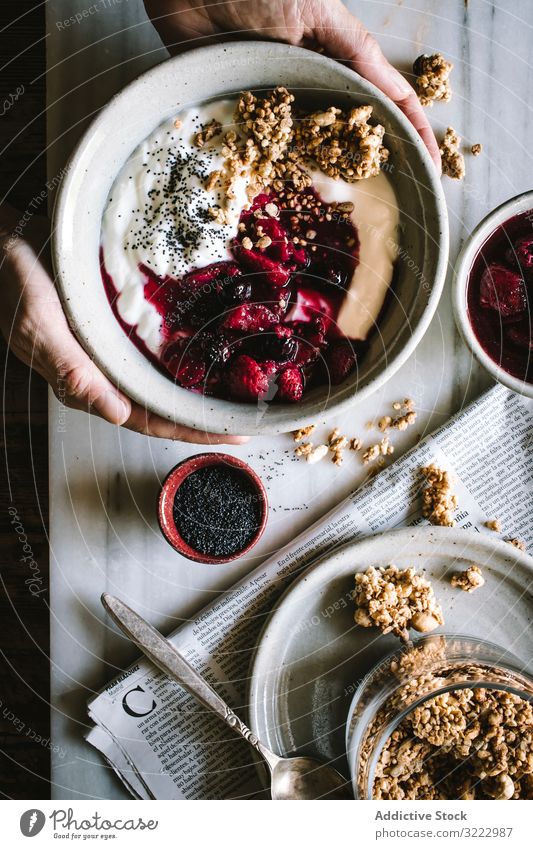 Leckere Frühstücksschüssel mit Quinoa, Reis und Grütze in der Nähe von Teetasse und Zeitung Schalen & Schüsseln Lebensmittel Morgen Beeren Chia Samen Diät