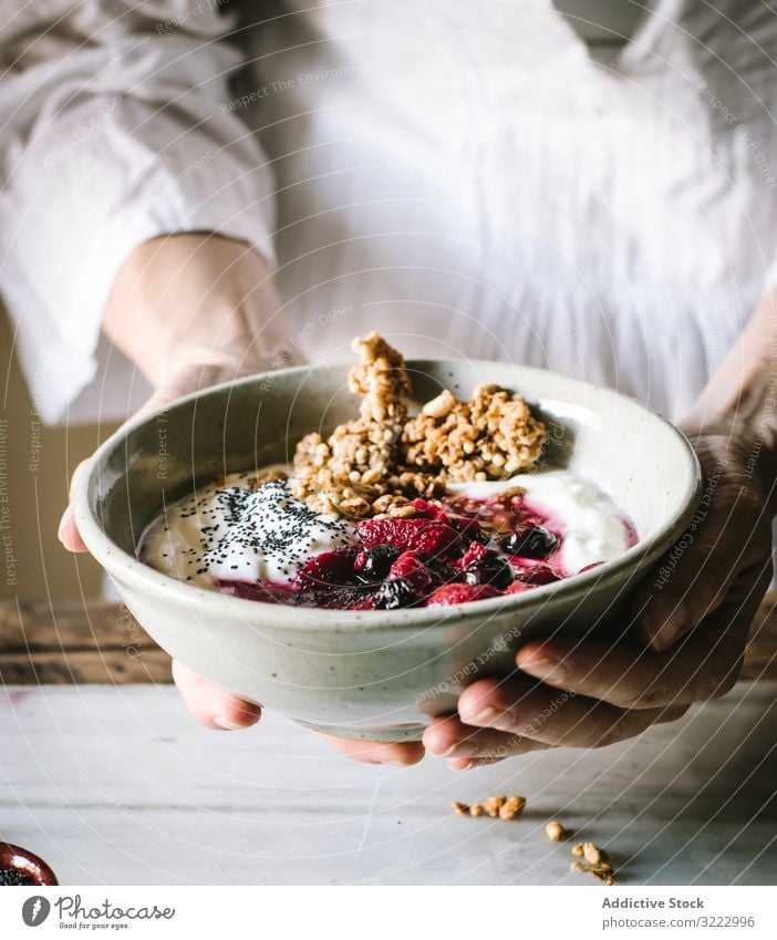 Gesichtslose Person mit Frühstücksschüssel mit Quinoa, Reis und Grütze Müsli Schalen & Schüsseln Lebensmittel Beeren Chia Samen Joghurt Gesundheit lecker