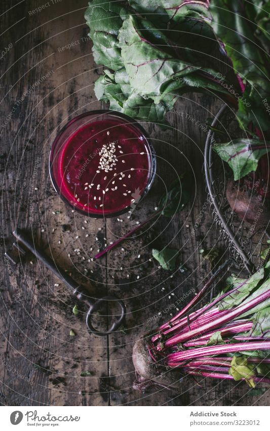 Rote Bete und frischer Smoothie auf Holztisch Rote Beete Gemüse Saft Lebensmittel Getränk Rübe Erfrischung organisch trinken Glas Gesundheit natürlich