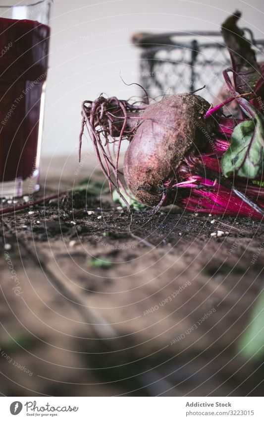 Rote Bete und frischer Smoothie auf Holztisch Rote Beete Gemüse Saft Lebensmittel Getränk Rübe Erfrischung organisch trinken Glas Gesundheit natürlich