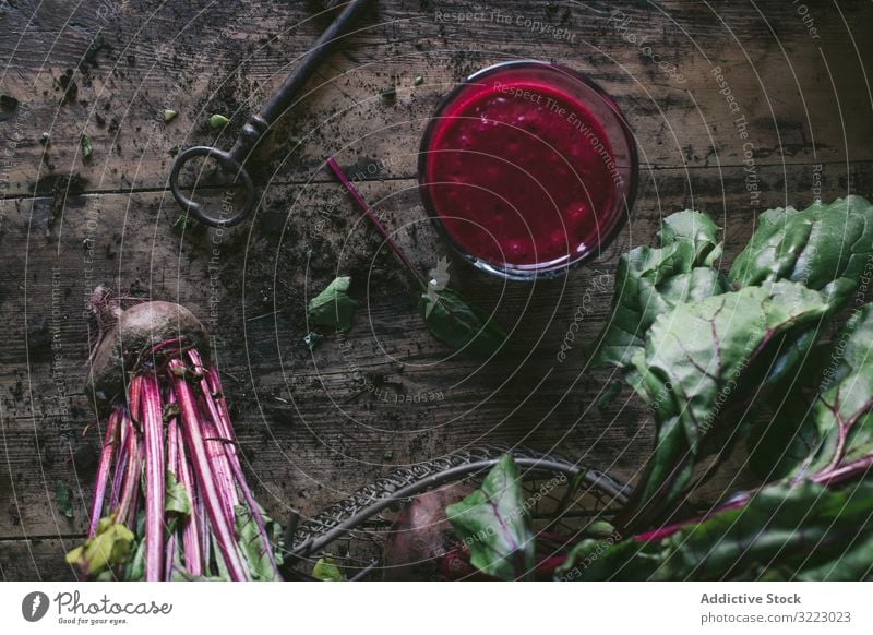 Rote Bete und frischer Smoothie auf Holztisch Rote Beete Gemüse Saft Lebensmittel Getränk Rübe Erfrischung organisch trinken Glas Gesundheit natürlich