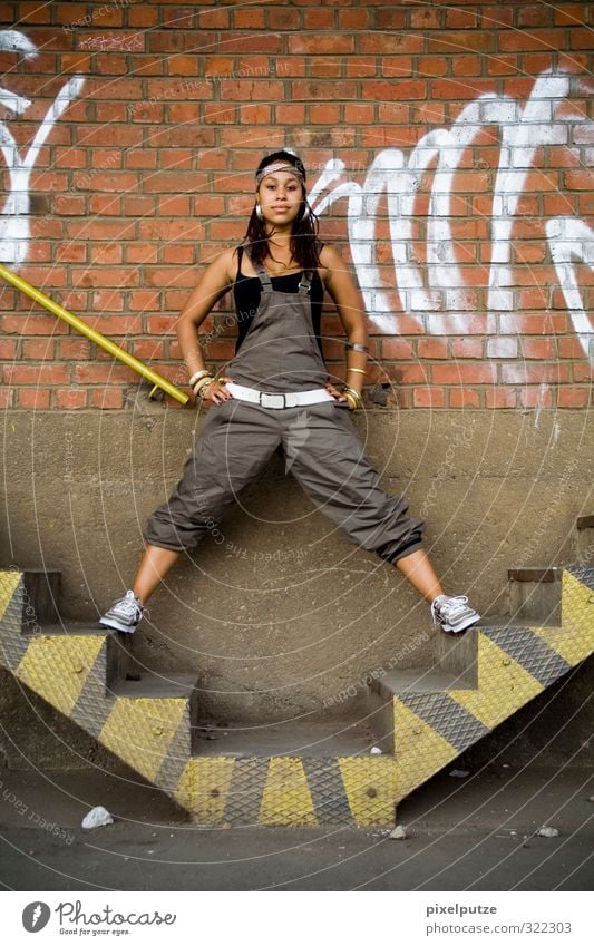 ashanti Lifestyle Fitness Sport-Training feminin Junge Frau Jugendliche Körper 1 Mensch 18-30 Jahre Erwachsene Stadt Stadtrand Industrieanlage Fabrik Mauer Wand