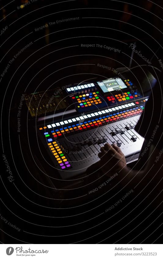 Tonmischer während eines Nachtkonzerts Mann Schalter Knöpfe Schaltfläche Lautstärke mischen digital elektronisch Panel Equalizer Medien Holzplatte