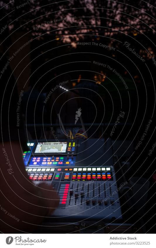 Tonmischer während eines Nachtkonzerts Mann Schalter Knöpfe Schaltfläche Lautstärke mischen digital elektronisch Panel Equalizer Medien Holzplatte