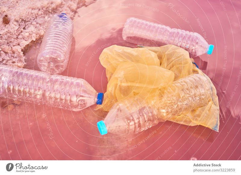 Plastikmüll in verschmutztem Meerwasser Müll Kunststoff MEER Verschmutzung Flasche Tasche Formation Schwimmer Ufer Rote Lagune Umwelt Problematik rosa Mineral