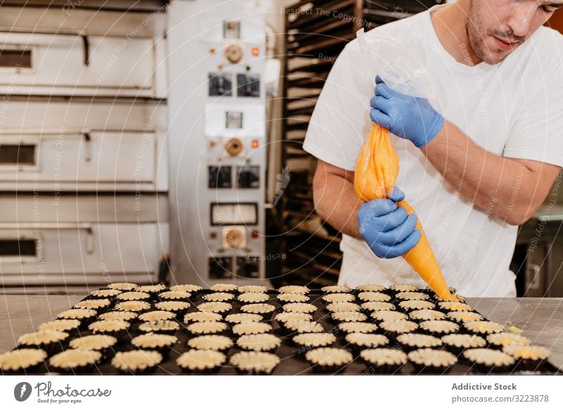 Getreidebäcker, der Gebäckbehälter mit Gelee füllt Konditor Bäckerei Götterspeise drücken Torte Tasche Fall Küche süß Lebensmittel Dessert kulinarisch