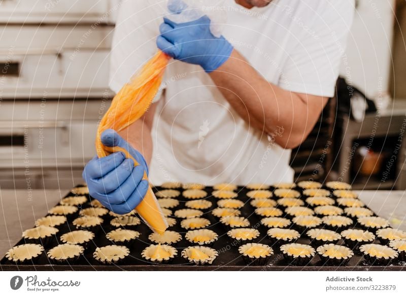 Getreidebäcker, der Gebäckbehälter mit Gelee füllt Konditor Bäckerei Götterspeise drücken Torte Tasche Fall Küche süß Lebensmittel Dessert kulinarisch