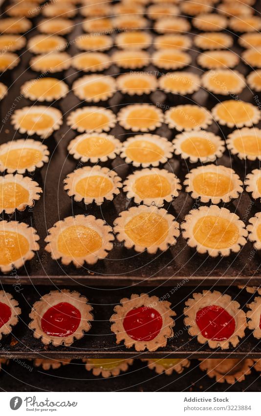 Leckeres Gebäck mit Fruchtgelee Götterspeise Bäckerei Tablett Fall klein Kulisse Lebensmittel frisch Dessert Leckerbissen Marmelade gefüllt geschmackvoll lecker