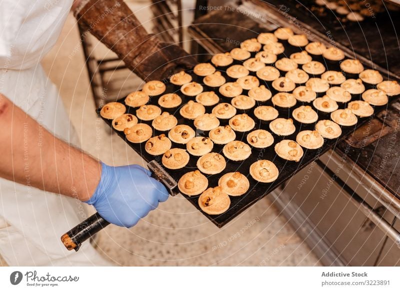 Kahlköpfiger Bäcker prüft Gebäck im Ofen Mann Bäckerei schauen Sie Arbeit Konditor prüfen Koch heiß Prozess männlich Erwachsener Uniform Küche Kleinunternehmen