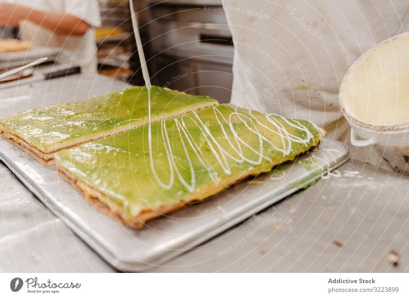 Bäcker verschüttet Krümel auf Kuchen Konditor Bäckerei verschütten Dekor Tisch Küche Gebäck Vorbereitung Kleinunternehmen Arbeit Job frisch Lebensmittel