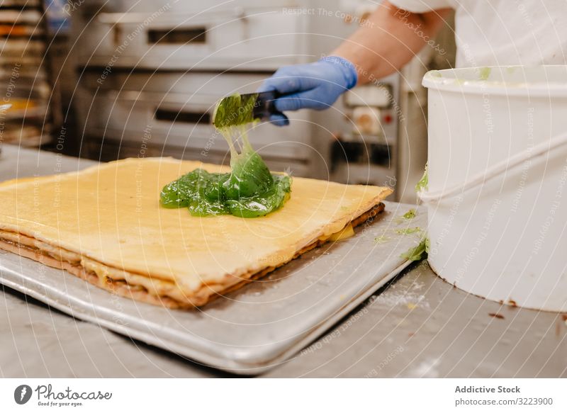 Getreidebäcker mit Gelee auf Kuchen Konditor Bäckerei Gebäck Götterspeise Kiwi setzen Qualität Inszenierung Dessert frisch Arbeit Lebensmittel süß Frucht