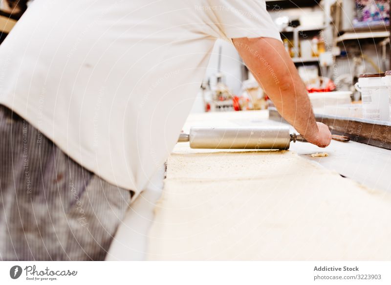 Pflanzenkochen Teig ausrollen Konditor Bäckerei Teigwaren Gebäck Tisch Küche Arbeit frisch Koch Kleinunternehmen professionell roh Übergewicht Mann Küchenchef