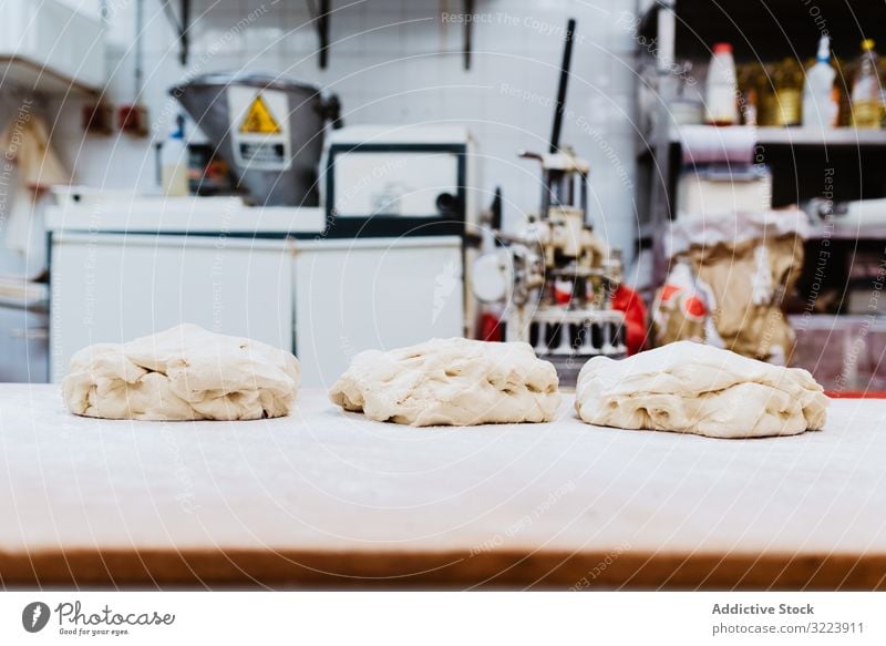 Weicher Teig auf dem Bäckertisch Teigwaren Tisch Küche Mehl Bäckerei frisch weich Haufen Feinschmecker Rezept Lebensmittel Koch Vorbereitung Kleinunternehmen