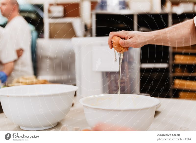 Getreidekochen Eier zu Mehl zerbrechen Konditor Bäckerei Gebäck Pause Teigwaren Schalen & Schüsseln frisch Mann Hähnchen Weizen Bestandteil Kleinunternehmen