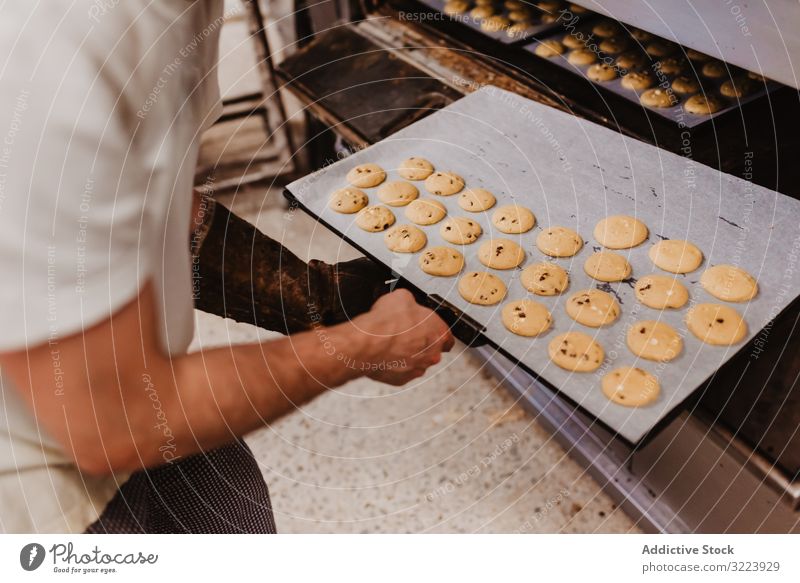 Kahlköpfiger Bäcker prüft Gebäck im Ofen Mann Bäckerei schauen Sie Arbeit Konditor prüfen Koch heiß Prozess männlich Erwachsener Uniform Küche Kleinunternehmen