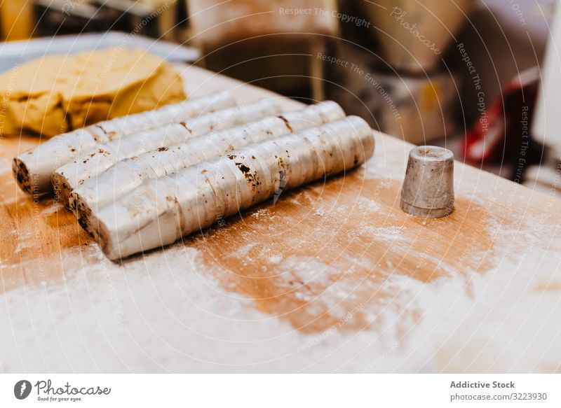 Tassen in Teignähe Teigwaren Messer Tisch Mehl Gebäck Küche Werkzeug Bäckerei Lebensmittel Koch Feinschmecker Gerät Patisserie Kulisse Vorbereitung Rezept