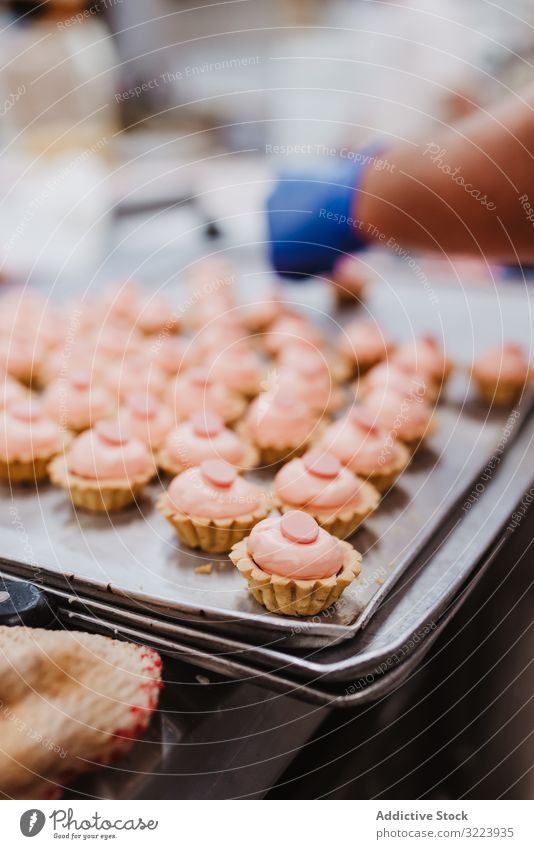 Schweineförmiges Gebäck auf Tablett Dessert Bäckerei Form Symbol klein rosa Kuchen Ohr Schnauze Lebensmittel süß frisch backen Kleinunternehmen Veranstaltung