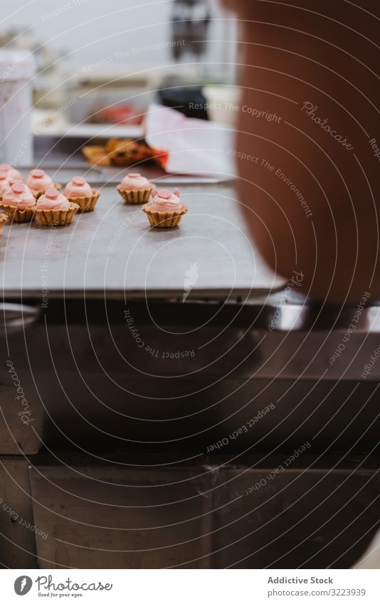 Schweineförmiges Gebäck auf Tablett Dessert Bäckerei Form Symbol klein rosa Kuchen Ohr Schnauze Lebensmittel süß frisch backen Kleinunternehmen Veranstaltung