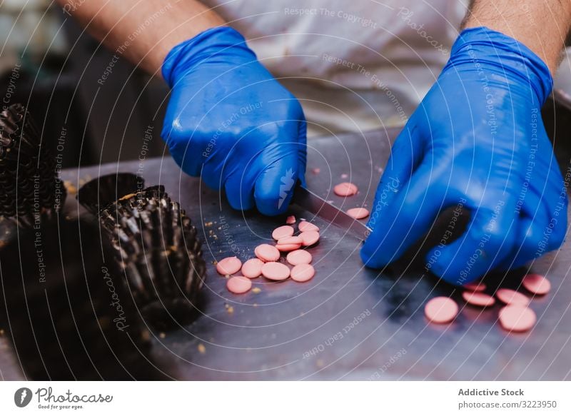 Anonymer Bäcker beim Dekorieren kleiner Kuchen Konditor Bäckerei Gebäck Arbeit Qualität Lebensmittel traditionell Mann Vorbereitung Inszenierung