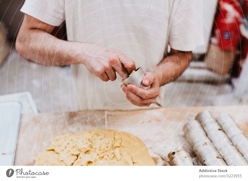 Nicht erkennbarer Koch legt Teig in Tasse Konditor Bäckerei Teigwaren setzen Tisch Küche Gebäck Vorbereitung frisch Mann roh professionell backen Lebensmittel