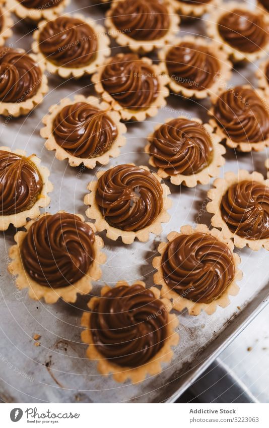 Köstliche Desserts mit Nüssen und Karamell Nut Schokolade Sahne Saucen Torte Lebensmittel süß Bestandteil Sirup Gebäck Mahlzeit Bäckerei Papier Pergament