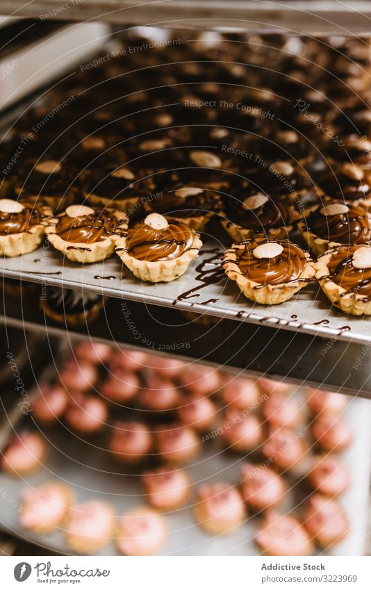 Köstliche Desserts mit Nüssen und Karamell Nut Schokolade Sahne Saucen Torte Lebensmittel süß Bestandteil Sirup Gebäck Mahlzeit Bäckerei Papier Pergament