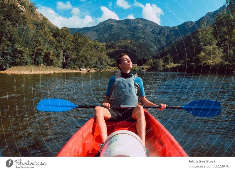 Junge weibliche Kajakfahrerinnen auf dem Hintergrund der Natur Frau Paddel Sport Sella Fluss Spanien Abenteuer Aktivität Wasser Tourismus Kanu Lifestyle reisen