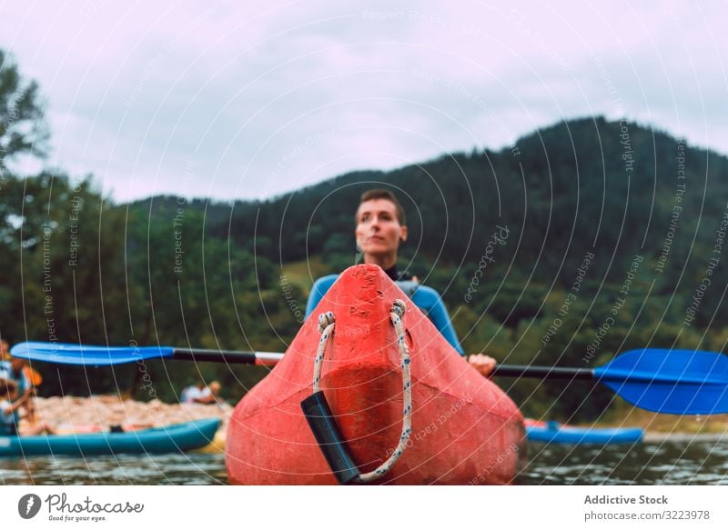 Junge weibliche Kajakfahrerinnen auf dem Hintergrund der Natur Frau Paddel Sport Sella Fluss Spanien Abenteuer Aktivität Wasser Tourismus Kanu Lifestyle reisen