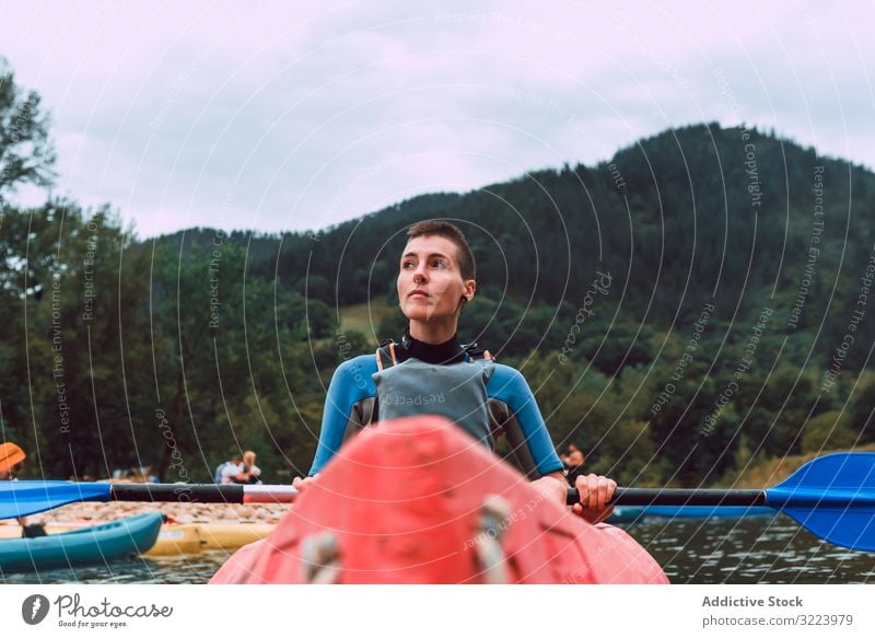 Junge weibliche Kajakfahrerinnen auf dem Hintergrund der Natur Frau Paddel Sport Sella Fluss Spanien Abenteuer Aktivität Wasser Tourismus Kanu Lifestyle reisen