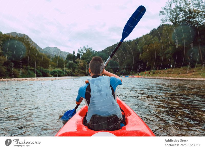 Weibliche Kajakfahrerinnen mit Paddel in erhobenen Händen Frau Sport Sella Fluss Spanien Wasser Kanu Aktivität Tourismus Abenteuer Lifestyle reisen freudig