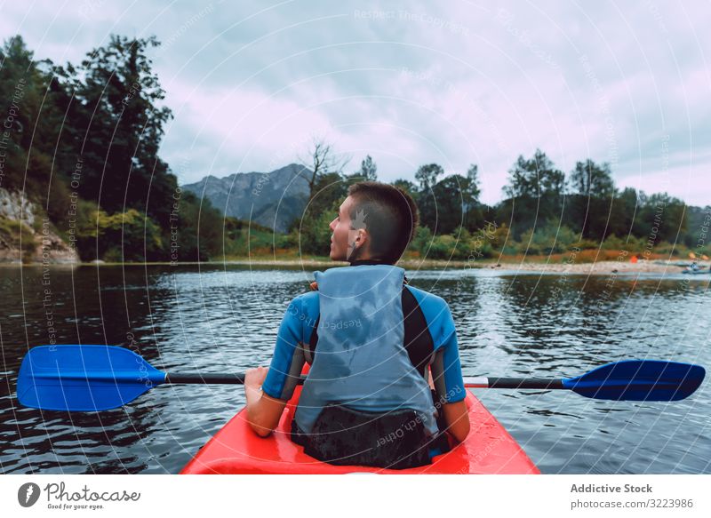 Weibliche Kajakfahrerinnen mit Paddel in erhobenen Händen Frau Sport Sella Fluss Spanien Wasser Kanu Aktivität Tourismus Abenteuer Lifestyle reisen freudig