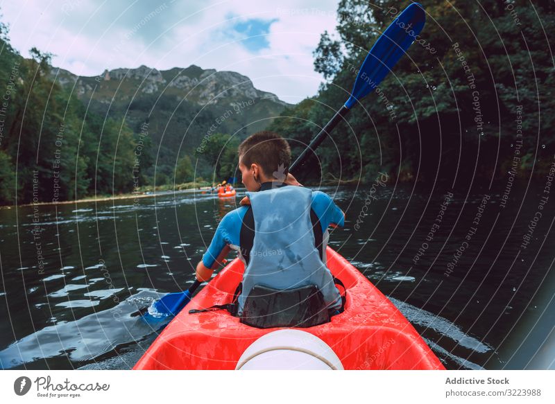 Weibliche Kajakfahrerinnen mit Paddel in erhobenen Händen Frau Sport Sella Fluss Spanien Wasser Kanu Aktivität Tourismus Abenteuer Lifestyle reisen freudig