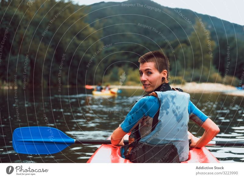 Weibliche Kajakfahrerinnen mit Paddel in erhobenen Händen Frau Gewinner Konkurrenz Sport Sella Fluss Spanien Wasser erhobene Hände Kanu Aktivität Tourismus