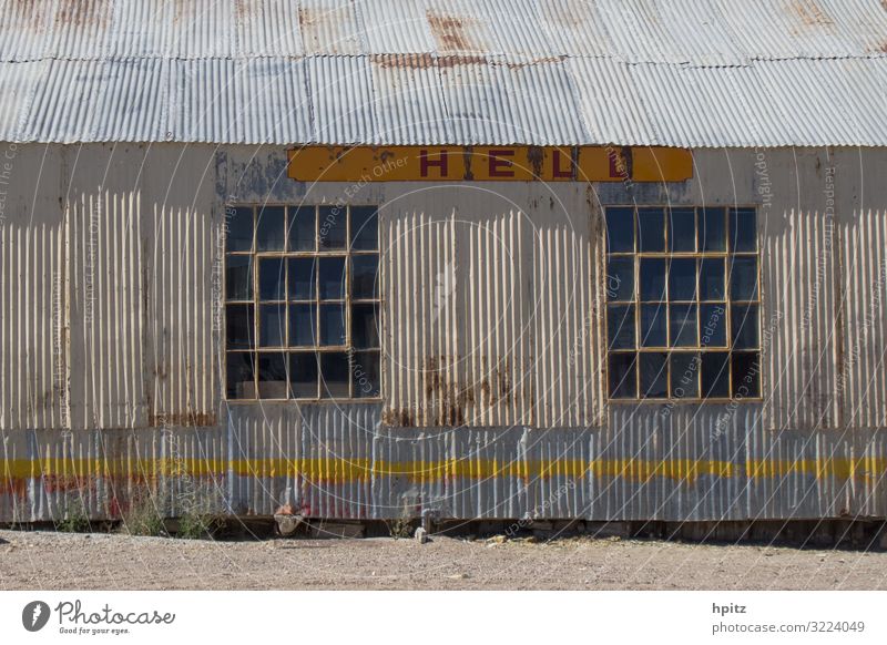 H E L L Hütte Industrieanlage Gebäude Fassade Metall Rost Schriftzeichen Hinweisschild Warnschild Linie alt gruselig kaputt retro trashig gelb grau weiß Krise