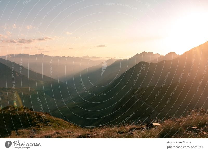 Mysteriöser Berg hoch in Reihe im Sonnenlicht Berge u. Gebirge Nebel Natur reisen Landschaft Himmel ländlich Weg Ausflug malerisch Reise Wetter neblig Route